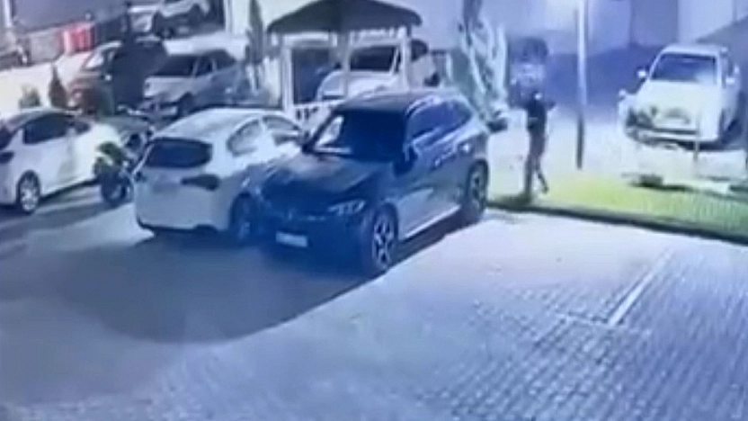 Elazığ'da pes dedirten olay! Aracın camını kırdılar