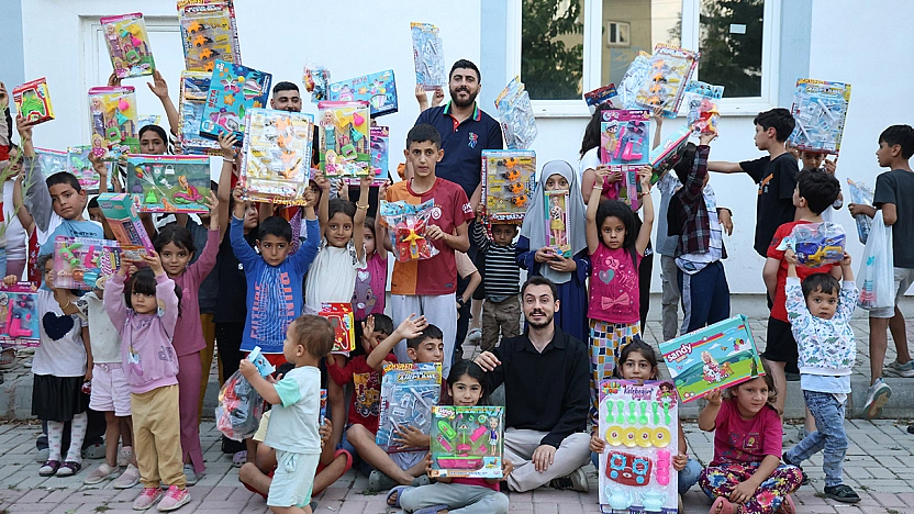 Elazığ'da Rojin Kabaiş anısına, çocuklara oyuncak dağıtıldı