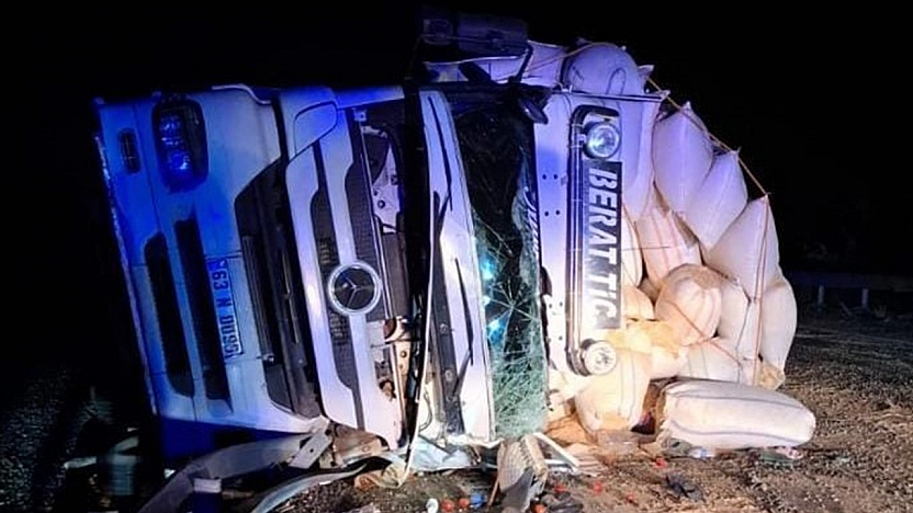 Elazığ'da saman yüklü kamyon devrildi: 1 yaralı