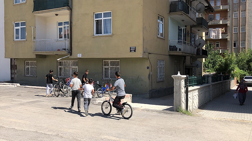 Elazığ'da ses yapıyor diye sokakta bisiklet süren çocuğu hastanelik etti