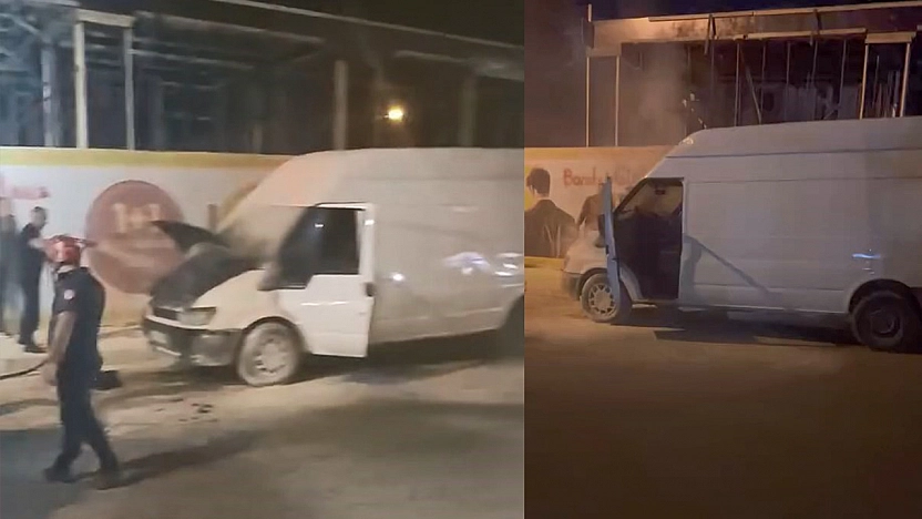 Elazığ'da seyir halindeki minibüs bir anda alevlendi