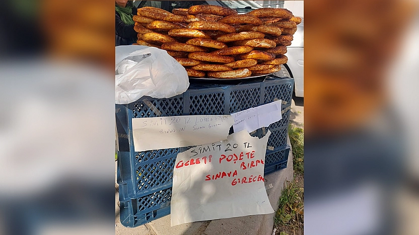 Elazığ'da simitçi sınava gitti, satışı müşteriye bıraktı