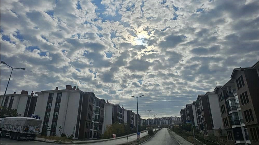 Elazığ'da Sirrokümülüs bulutları görenleri büyüledi