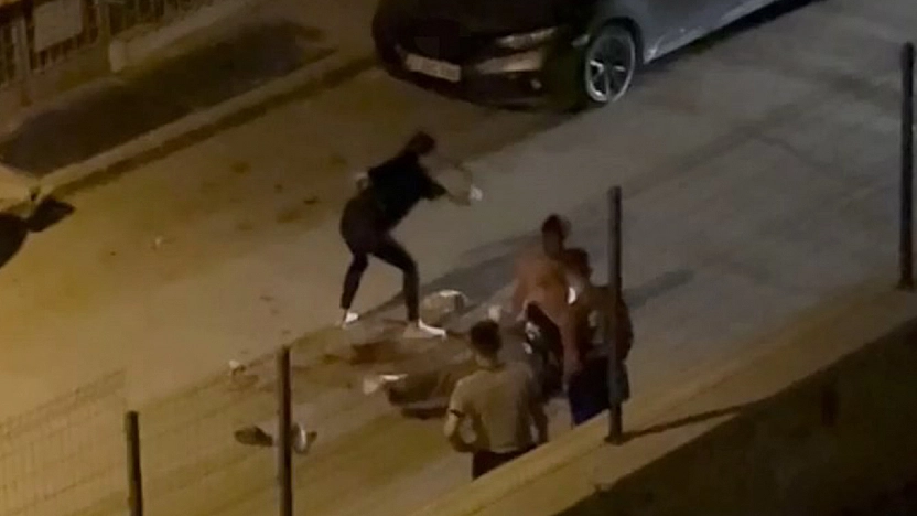 Elazığ'da Sokak Ortasında Kavga: Kadın Sopayla Vurdu