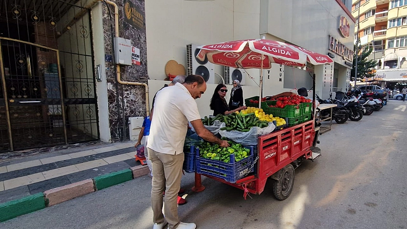 Elazığ'da sokak tezgahında sebze fiyatları dikkat çekiyor