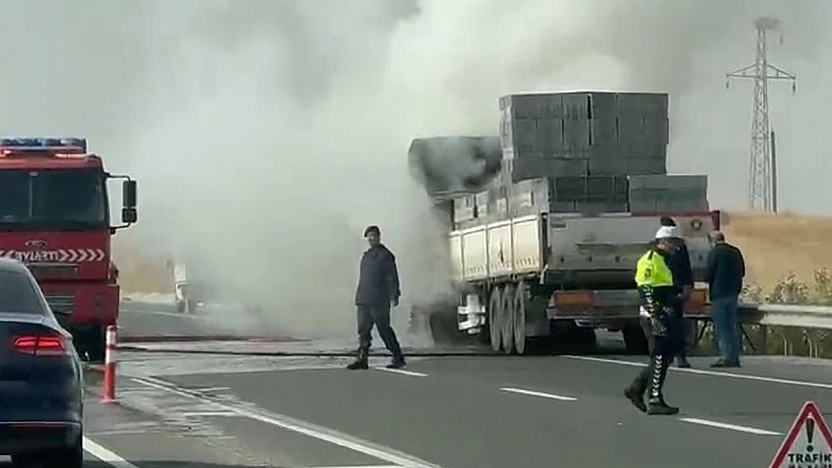 Elazığ'da tır alev aldı