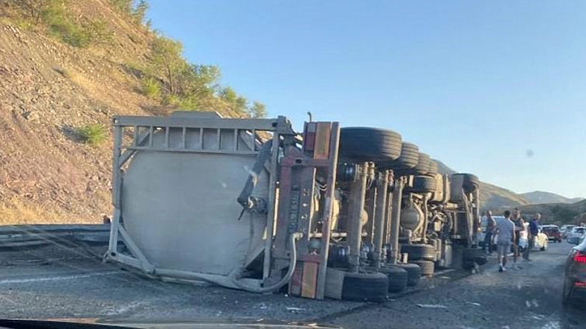 Elazığ'da tır devrildi: 1 yaralı