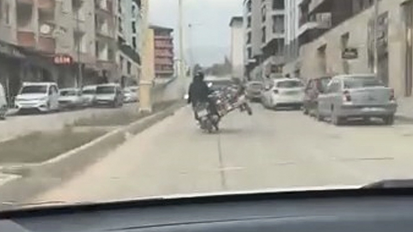 Elazığ'da tüp taşıyan motosiklet sürücüsünden tehlikeli yolculuk