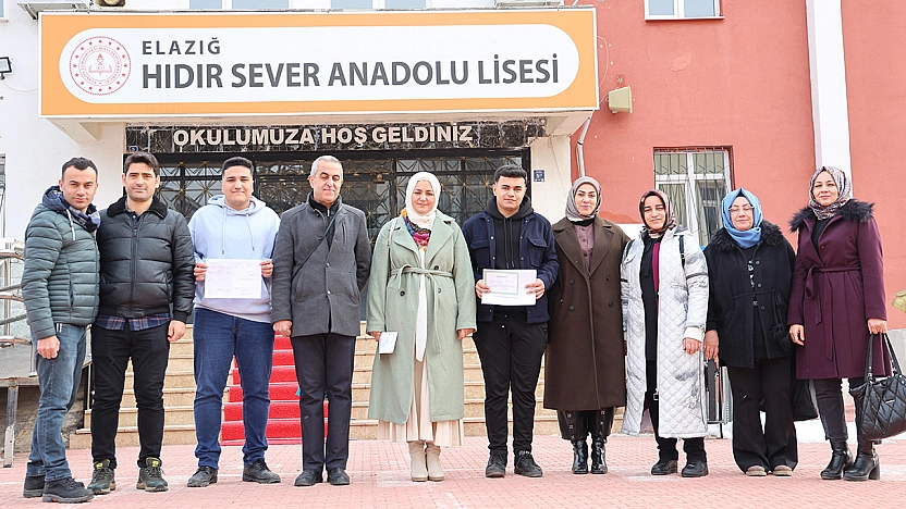 Elazığ'da üç nesil aynı karede: Öğrenci, öğretmen ve öğrencinin öğrencisi