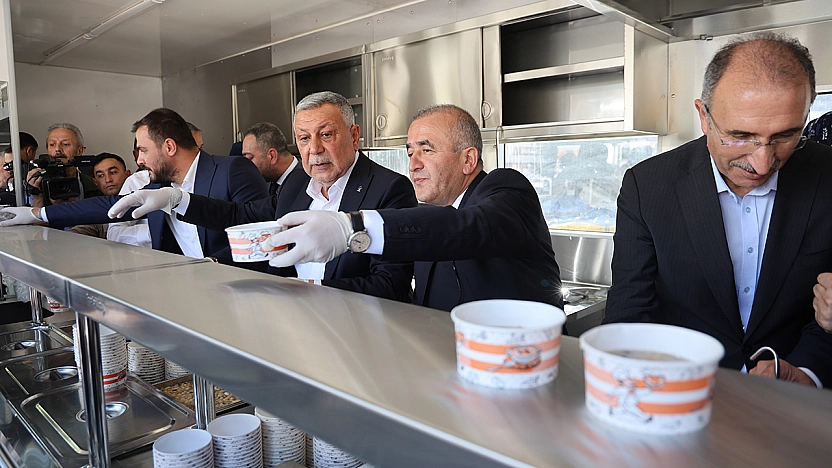 Elazığ'da vatandaşlara aşure ikram edildi