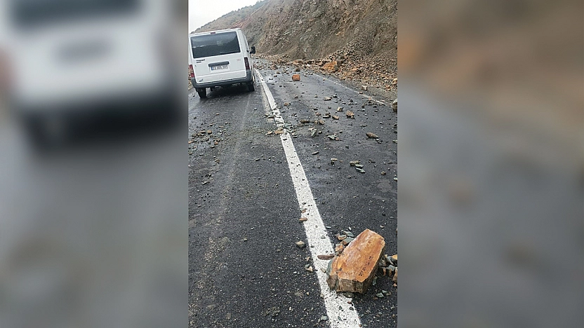 Elazığ'da yağış sonrası yola kaya parçaları düştü
