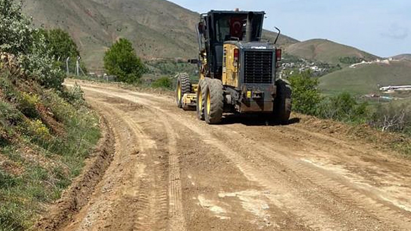 Elazığ'da yağışlardan zarar gören köy yollarında çalışmalar sürüyor