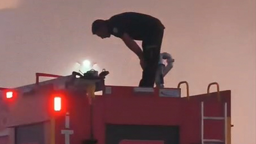 Elazığ'da yangını söndüren itfaiyeci, vakit geçmeden araç üstünde namaz kıldı