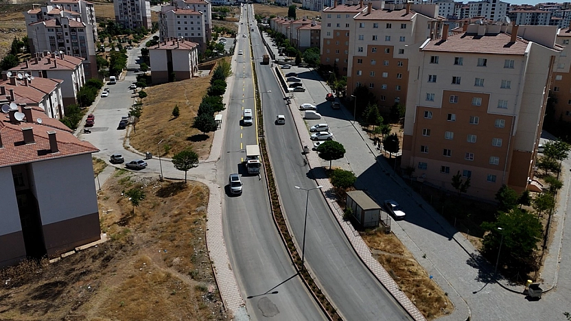 Elazığ'da yenilenen yollarda yol çizgi çalışması