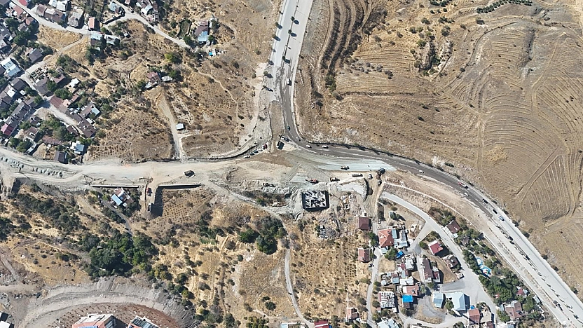 Elazığ'da yol genişletme çalışmaları sürüyor