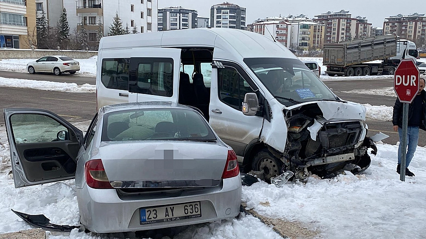 Elazığ'da yolcu minibüsüyle otomobil çarpıştı!