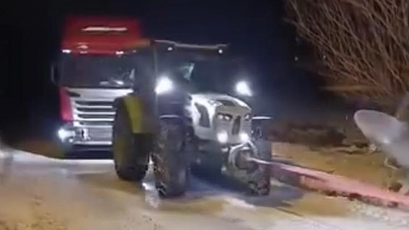 Elazığ'da yolda kalan tır için konvoy seferber oldu