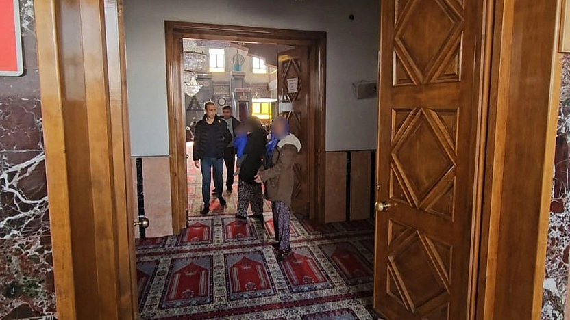 Elazığ'da zabıtayı gören kadın dilenciler cuma namazına başladı