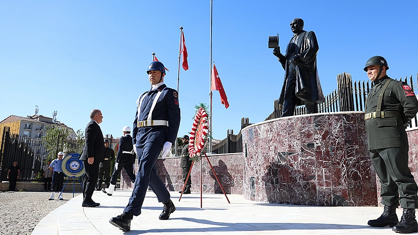 Elazığ'da Zafer Bayramı kutlamaları çelenk sunumu ile başladı