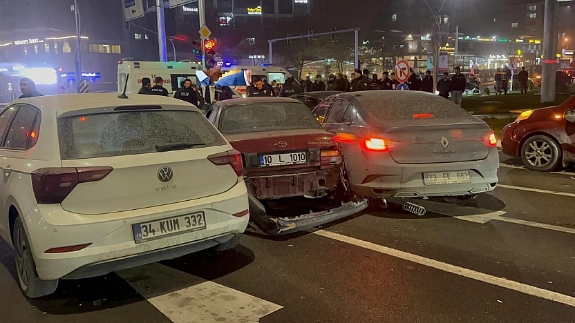 Elazığ'da Zincirleme Kaza: 4 Yaralı, 7 Araçta Hasar