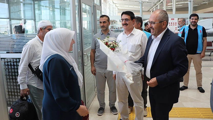 Elazığ'da hacıları çiçeklerle karşılandı