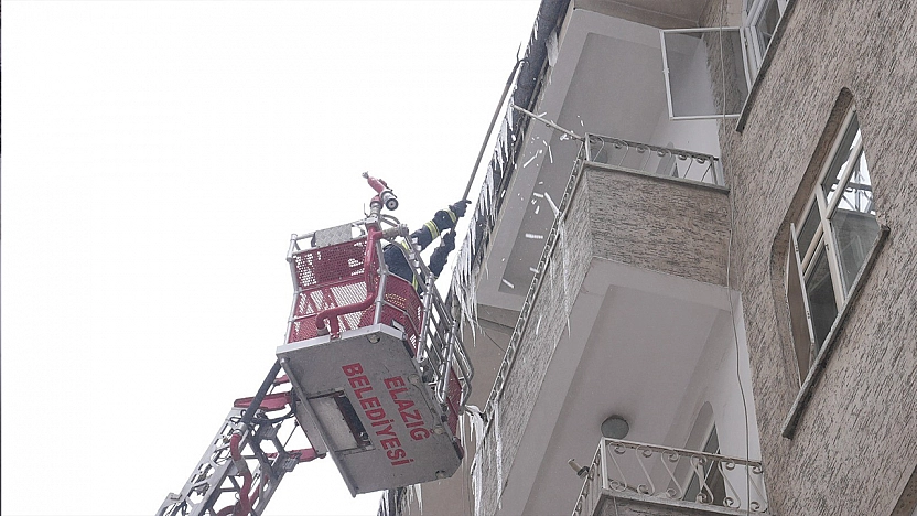 Elazığ İtfaiyesi kent genelinde buz sarkıtlarına müdahale ediyor