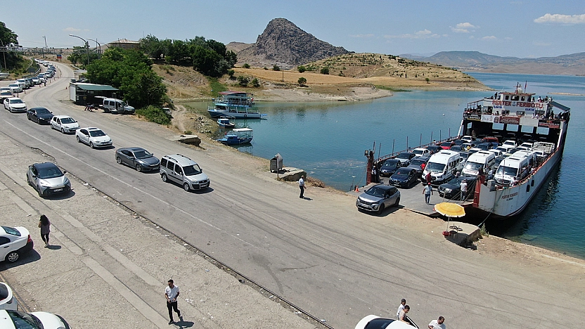 Elazığ-Pertek feribotlarında bayram yoğunluğu: uzun araç kuyrukları oluştu