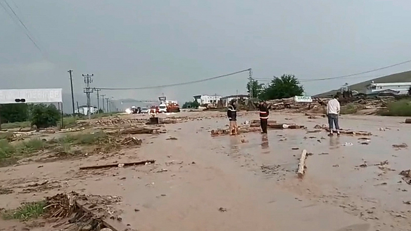 Elazığ-Tunceli yolu sel nedeniyle ulaşıma kapandı