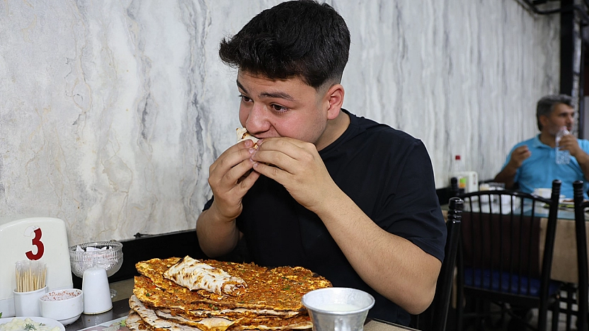 Elazığlı genç 15 lahmacunu bir oturuşta bitirdi! Gören şaştı kaldı