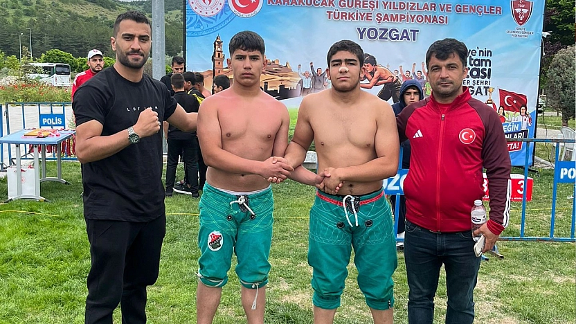 Elazığlı Genç Pehlivan Bedirhan Çiçek'ten Türkiye Derecesi