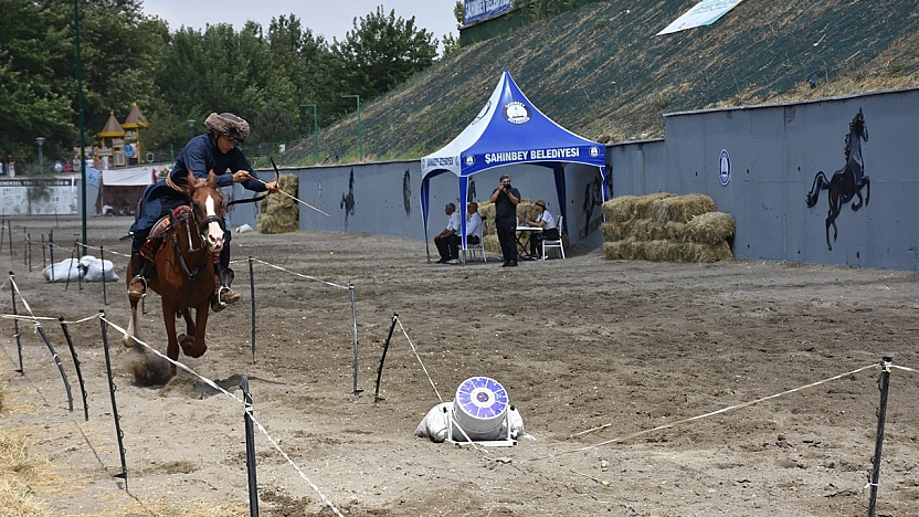 Elazığlı sporcular atlı okçuluk yarı finalinde