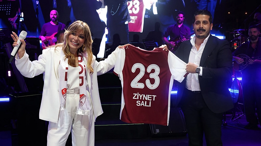Elazığspor'dan Ziynet Sali'ye forma ve atkı
