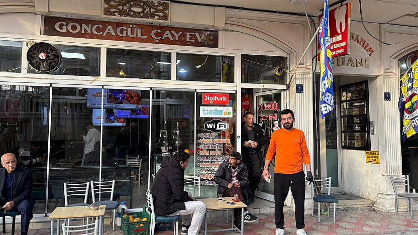 Fenerbahçe–Galatasaray derbisi Elazığ'da çay ocaklarını doldurdu