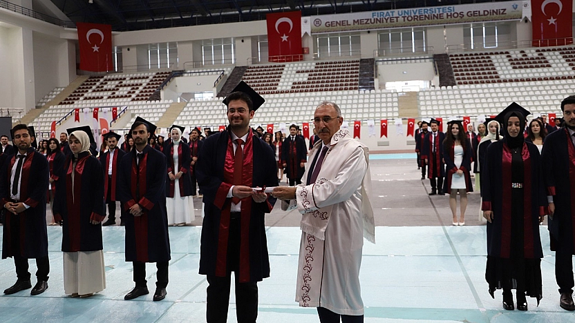 Fırat Üniversitesi Tıp Fakültesi mezunlarını uğurladı