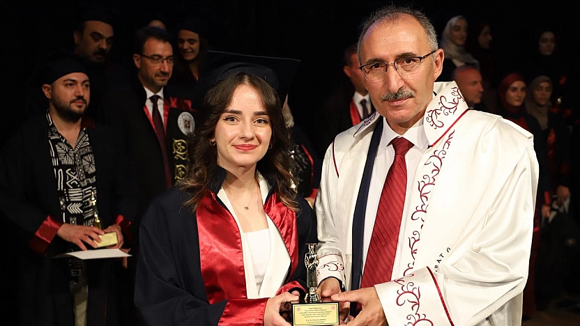 Gazeteci Miray Kamaç, Fırat Üniversitesi İletişim Fakültesi'ni üçüncülükle tamamladı