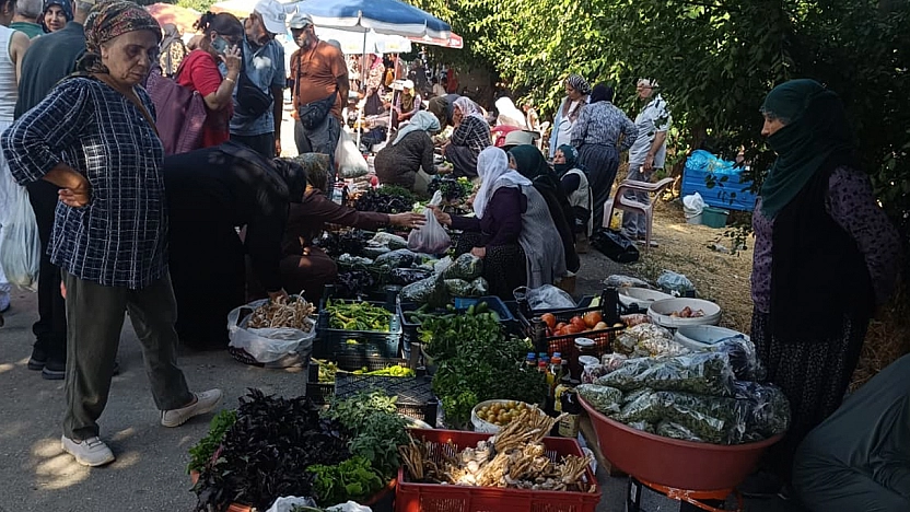 Gezin Cuma Pazarı'nda iğne atsan yere düşmüyor: Yoğunluk var, bütçe yok!