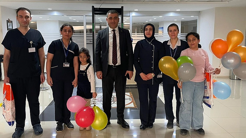 Hastanede karne sevinci: Elazığ'da minik hastalara moral sürprizi