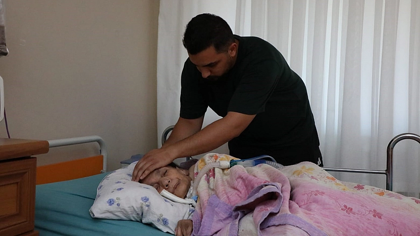 Hayırlı Evlat! 3 Yıldır Yatağa Bağımlı Annesine Adadı Kendini