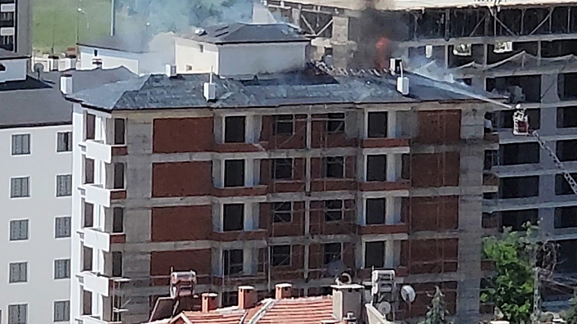 İnşaatın çatısında çıkan yangın, Elazığ itfaiyesinin müdahalesiyle söndürüldü