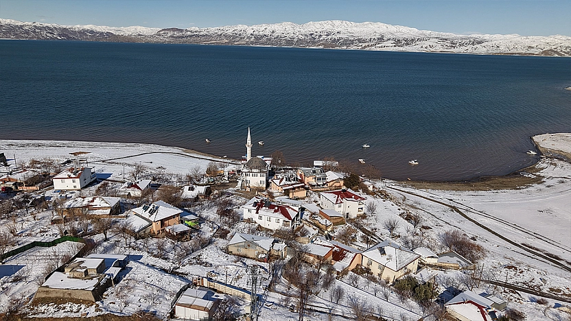 Kar ve suyun buluştuğu köy hayran bıraktı