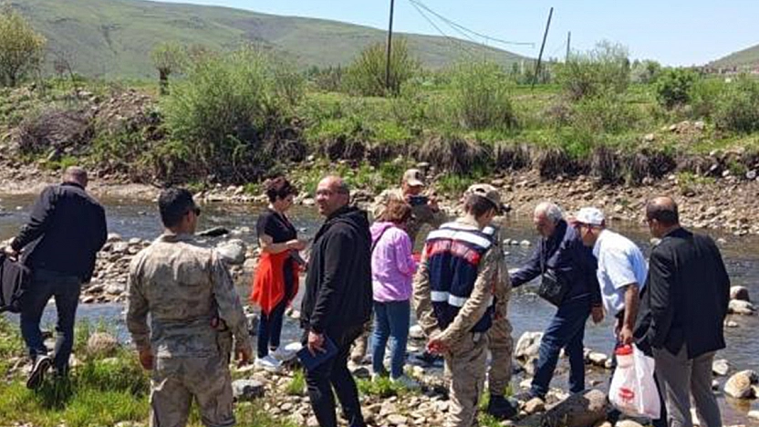 Karakoçan'da deredeki balık ölümleri için numuneler alındı