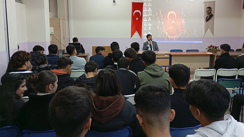 Karakoçan'da öğrencilere 'Peygamberimiz ve Şahsiyet İnşası' konferansı