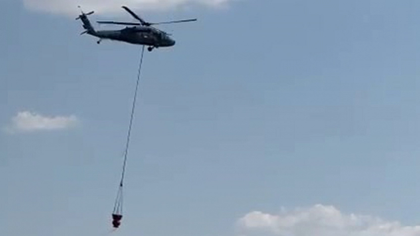 Karakoçan'da ormanlık alana sıçrayan yangına havadan müdahale