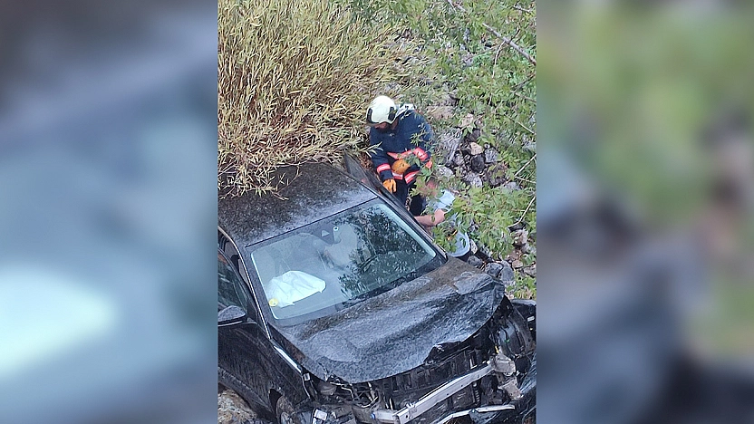 Karakoçan'da otomobil şarampole yuvarlandı: 1 yaralı