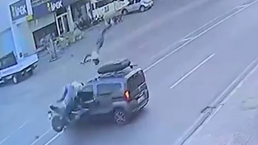 Kaza yaptı 3 takla attı hiçbir şey olmamış gibi ayağa kalktı