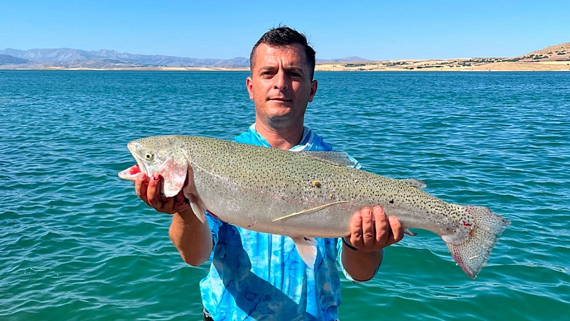Keban Baraj Gölü'nde 5,5 kiloluk alabalık heyecanı