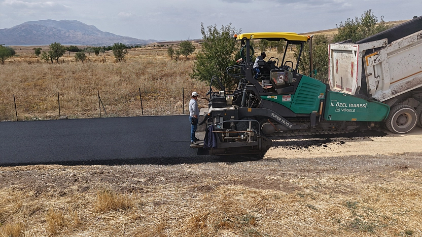 Kovancılar Adalı Köyü'nde sıcak asfalt çalışmaları başladı