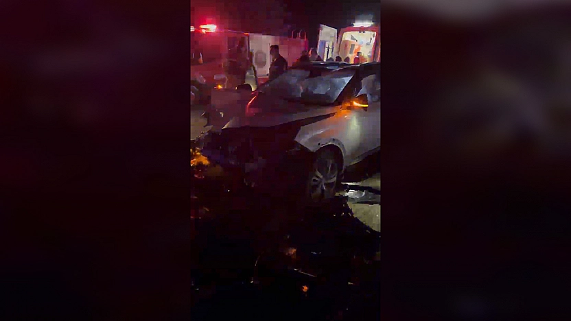 Kovancılar 'da otomobil yolcu durağına çarptı: 2 yaralı