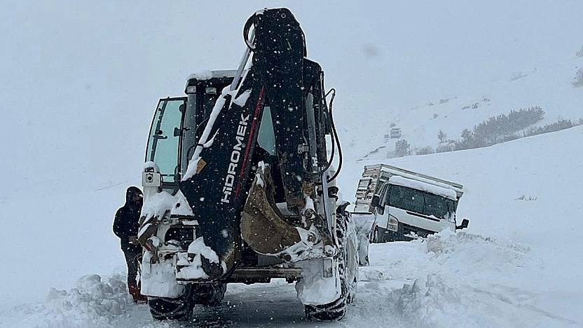 Kovancılar'da şarampole düşen pikap kurtarıldı