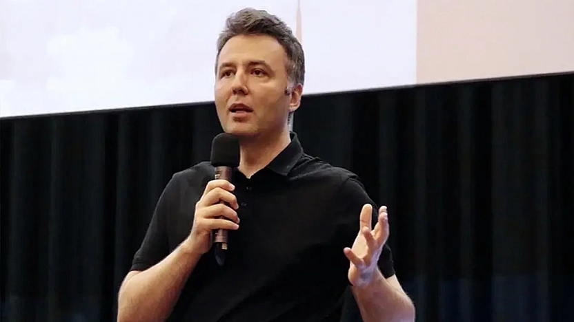 Kral kaybetti, Mehmet Akif Ersoy düştü…